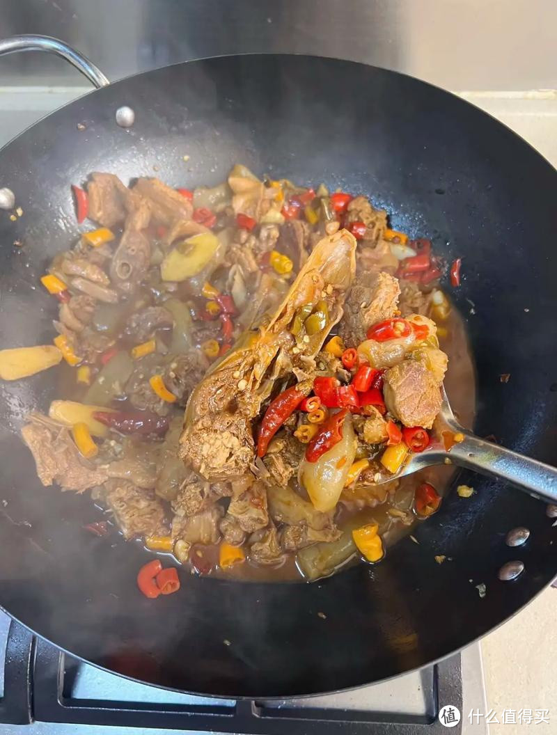 前行者710静音键盘是一款备受瞩目的电脑外设产品，兼具实用性与美观性，尤其适合女生用于办公和游戏.